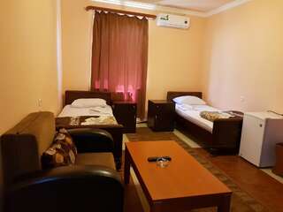 Отель RP Hotel Ереван Двухместный номер с 2 отдельными кроватями и дополнительной кроватью-1
